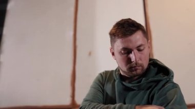İnşaat alanı, vites kontrolü, koruyucu kıyafetler. Güvenlik teçhizatını ayarlarken, odaklanmış işçi işe hazırlanıyor..