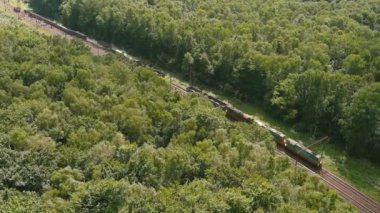 Arial görüş. Tren kazası. Kurtarma ve kurtarma çalışmaları devam etmekte olan lokomotif raydan çıktı, tren üstüne tren hasarı raydan çıktı, strateji engeli engeli, bozuk yol barikatı.