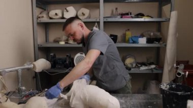 Bacak modelliği, protez yenilikler, çalışma alanı işçiliği. Profesyonel atölyede, insan protez bacak için alçı modelini şekillendirir kalça disartikülasyonu için tasarlanır..