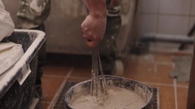 Model tasarımı, model yapımı, su çözümleri. Adam Paris modelinin alçısını kuruyor ve suya sıva koyuyor..