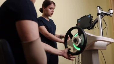 Tekerlek egzersizleri, terapi direksiyonu, rehabilitasyon rehberliği. Uzman direksiyon aracı el ve kol rehabilitasyonu için hasta tarafından kullanılır ve terapist rehberlik kliniği ayarları sağlar