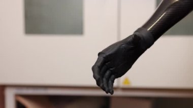 Kavrama gösterisi, mekanik el, hassas kavrama. Detaylı görünüm protez kol ve el, tasarımda kullanılan ileri teknolojiyi vurguluyor.