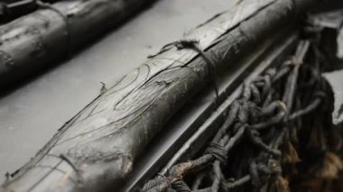 Sert metaller, orman düzeni, savaşa hazır. Orman sahnesinde ağır zırhlı araç çivili detaylar ve sert metaller var..