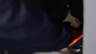 Fabrika işçisi, ingiliz anahtarı sıkın, cıvata ipliği. Fabrikadaki el işçisinin anahtarı sıkılığı ve cıvata somununu modifiye eder..