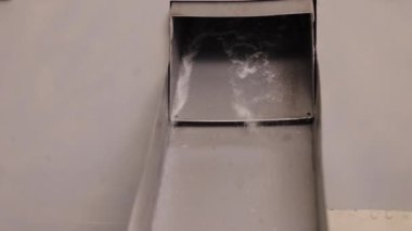 Üretim hattı, şeker üretimi, taşıma sistemleri. Üretim sırasında kullanılan metal huni beyaz şeker.