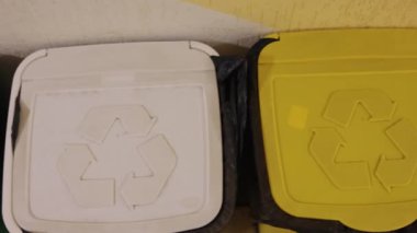 Geri dönüşüm konsepti, yeşil geri dönüşüm, plastik kutular. Geri dönüşüm istasyonu, cam, kağıt ve plastik için farklı renklere sahip, hepsi de geri dönüşüm sembolleri taşıyan üç ayrı varilden oluşur.