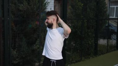 Fizyoterapi egzersizleri, ağrı kesici, sırt terapisi. Adam dışarıda fizyoterapi egzersizleri yapıyor. Omurga ağrısını önlemek için duruş egzersizleri yapıyor..