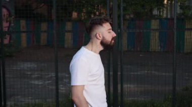 Duruş ipuçları, duruş önleme, sağlıklı duruş. Erkek, omurga ağrısından korunmak için dış egzersizlere ve duruşa odaklanır..