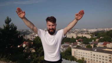 Sırt terapisi, ağrı kesici, ağrı kesici. Omurilik ağrısını önlemek için, erkek dışarıda duruşuna odaklanan egzersizler yapar..