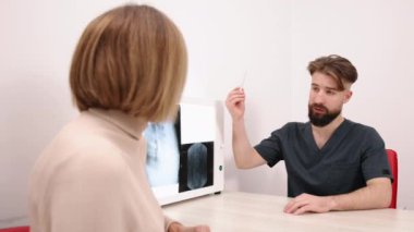 Sonuçlar Yorum, Teşhis İncelemesi, Radyoloji Ofisi. Röntgen raporu klinikteki doktorla birlikte incelendi..