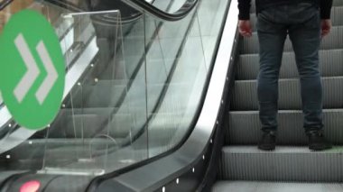 Elektrikli yürüyen merdiven, yeraltı halk, alışveriş merkezi. Toplum merkezi, alışveriş merkezi, merdivenlerden çıkmak, yürüyen merdiven elektrikli, platform kapalı, bantlar, metal hatlar