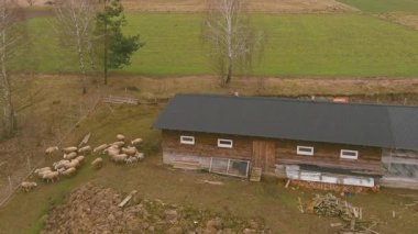 Açık arazi, kırsal sükunet, çiftlik atmosferi. Çevrede koyunların otladığı, ağaçların dengelendiği ve tarlaların açık olduğu, huzurlu kırsal alanda çiftlik binaları görülüyor..
