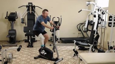 Fitness Merkezi, Kuvvet Baskısı, Rehabilitasyon Merkezi. Protez bacaklı fitness meraklısı spor salonunda bacak pres makinesinde çalışıyor..