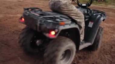 Adrenalin kullanımı, off-road yolu, off-road yolculuğu. ATV 'ler tozlu patikada kükreyerek ilerler, kamuflajlı sürücüleri zorlu arazide gezinmenin heyecanını yaşarlar..