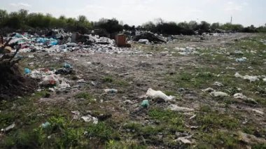 Atık taşkınlığı, ihmal edilmiş çevre, atık sıkıntısı. Yığınlar, geniş arazi alanlarını ezmeyi reddediyor. Çevresel ihmaller ve acil atık yönetimi gereksiniminin altını çiziyor..
