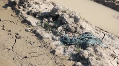 Toprak kirliliği, terk edilmiş çöp, çöp çarpması. Nemsiz, ıssız topraklarda bile, çöpler aşikardır, ıssız bölgelerde, derin çevresel etkilerin altını çizer..