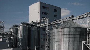 Skyline Endüstri, Silo manzarası, Metal yapı. Metalden yapılmış tahıl ambarları, gökyüzünün altında endüstriyel yapıya pürüzsüz bir şekilde entegre edilmiştir..