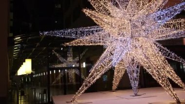 Gece etkinlikleri, Noel pazarı, heykel bahçesi. Parlak Noel yıldızı sanat eseri gece aydınlandı..
