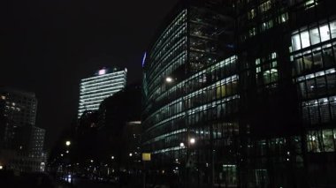 Parlak Yükseklikler, Aydınlatılmış Skyline, Işıklı Skyline. Geceleri cam ofis gökdelenleriyle aydınlatılan şehir merkezi..