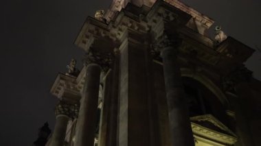 Reichstag cephesi, parlamento ışıkları, Berlin akşamı. Karanlık çöktüğünde, Reichstag Binası aydınlanıyor, Alman bayrakları sergileniyor.