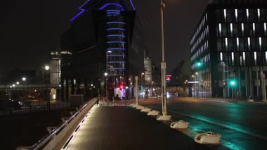Aydınlanmış şehir, şehir silueti, gece binaları. Gece sahnesinde modern binalarla aydınlatılan köprü, şehir manzarasını kentsel mimari ve parlayan sokak lambalarıyla aydınlatıyor.