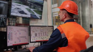 Arayüz ekranı, sinyal monitörü, bitki torpidosu. Program teknisyenlerin gözetimi altında..