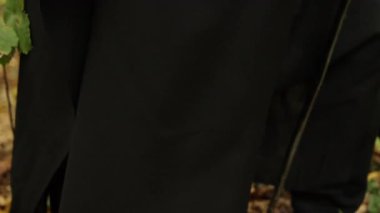 Bulanık figür, sonbahar koşusu, gizli hareket. Bulanık görüntü, siyah giyen kişinin yapraklı sonbahar orman zemininde hızla ilerlemesi aciliyet ve gizemi çağrıştırıyor..