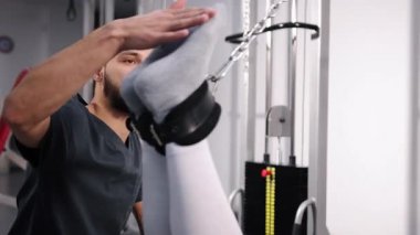 Esnek paspas, esneklik seansı, rehabilitasyon ekipmanları. Kadın hasta esneklik terapist rehabilitasyon merkezinde çalışıyor..