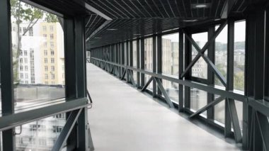 Kilitlenme, yapısal tasarım, cam bağlantısı. Güncel, metalik destekli cam panelli gökyüzü yürüyüşü, iki bina arasında köprü, ıssız, periyot kilit altında..