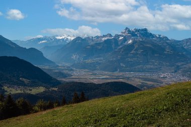 Rhone Valley Panorama ve Dents du Midi Yazın bulutlu bir günde Leysin, Vaud, İsviçre 'den