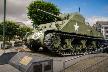 Bastogne, Belçika - 17 Temmuz 2021: Amerikan M4 Sherman tankı, Barracuda, McAuliffe meydanında. İkinci Dünya Savaşı 'ndaki Bulge Muharebesi' ni hatırlamak için..