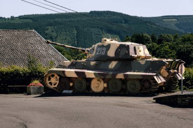 Stoumont, Belçika - 18 Temmuz 2021: Alman Tiger II tankı (Konigstiger - Kral Kaplan) Aralık 1944 'te La Gleize' deki Bulge Muharebesi sırasında Kampfgruppe Peiper (1.