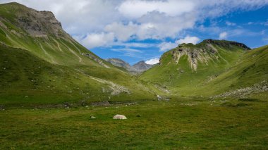 Albula Alpleri 'nde Julier yakınlarındaki manzaralı Albula geçidi yeşil çayırlar, küçük dağ dereleri ve İsviçre Grisons tepeleri