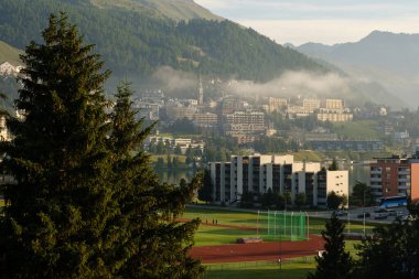 Yüksek İrtifa Eğitim Üssü (1856 m) ve arka planda lüks St. Moritz tatil köyü manzarası. Grisonlar, İsviçre - Seyahat Konsepti