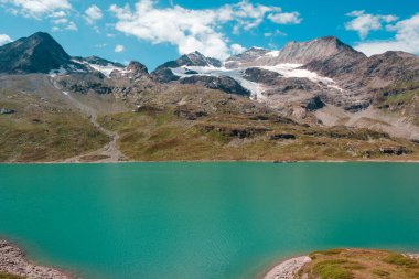 Bernina Dağı 'ndaki Lago Bianco ve Vadret dal Cambrena buzullarına bakıyoruz. İsviçre Alpleri' ndeki Bernina Geçidi 'nden. İsviçre, Grisonlar Kantonu