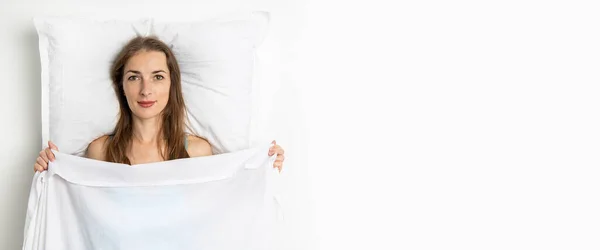 Smiling Young Woman Lies Covered Sheet Top View Flat Lay — Stock Photo, Image