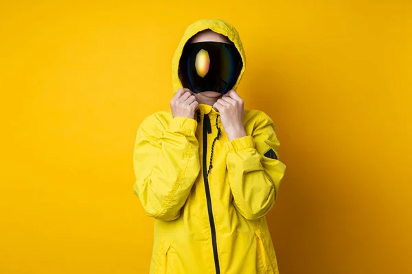 Mujer Joven Con Una Máscara Gafas Cyberpunk Una Chaqueta Amarilla — Foto de Stock