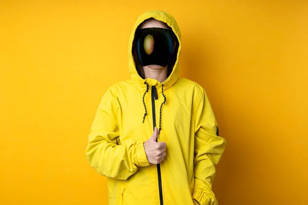 Una Joven Con Una Máscara Gafas Cyberpunk Una Chaqueta Amarilla — Foto de Stock