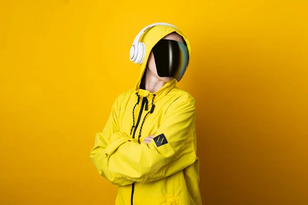 Mujer Joven Gafas Cyberpunk Con Auriculares Chaqueta Amarilla Sobre Fondo — Foto de Stock