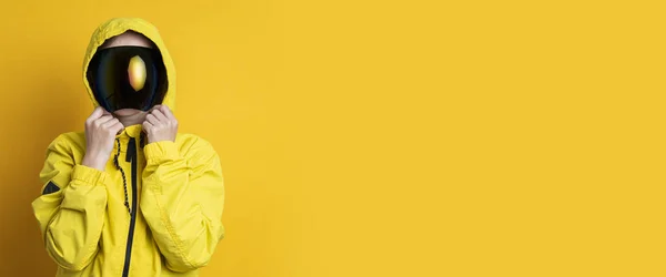 Mujer Joven Con Una Máscara Gafas Cyberpunk Una Chaqueta Amarilla — Foto de Stock