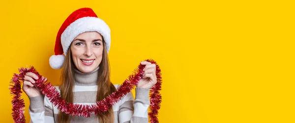 Joven Sonriente Sosteniendo Oropel Rojo Navidad Para Decoración Sobre Fondo — Foto de Stock