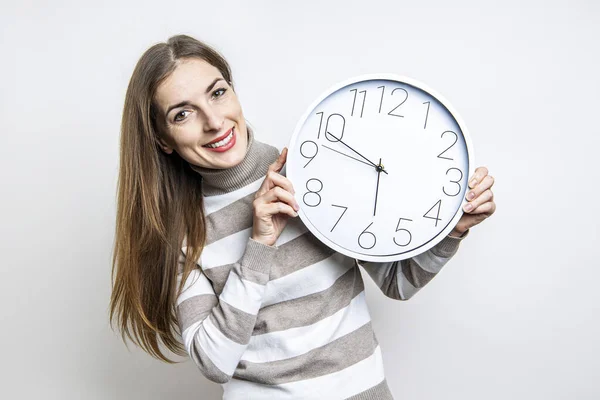 Mujer Joven Sonriente Sosteniendo Reloj Pared Blanco Sobre Fondo Claro — Foto de Stock