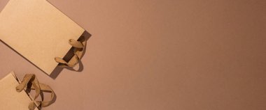 Kahverengi karton bir arka planda hediye paketleri. Üst manzara, düz yatış. Pankart. 