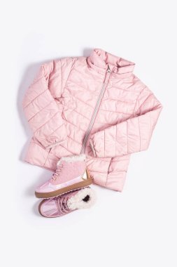 Beyaz arka plandaki bir kız için bebek ceketi ve botları. Üst manzara, düz yatış. Pankart