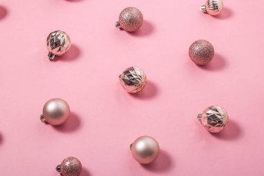 Pembe arka planda parlak pembe dekoratif topları olan bir arka plan. Üst manzara, düz uzanma