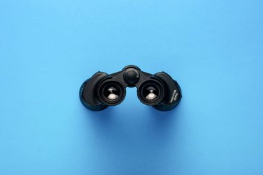 Açık mavi arka planda dürbünler. Pankart. Düz yatış, üst görünüm.