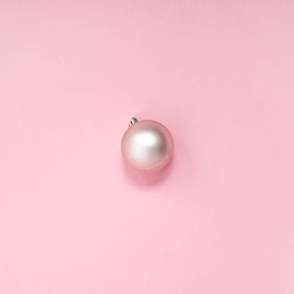 Una Bola Rosa Decorativa Sobre Fondo Rosa Vista Superior Plano —  Fotos de Stock