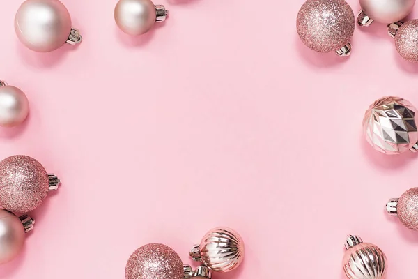 Dekorativa Rosa Glänsande Bollar Plats För Text Rosa Bakgrund Ovanifrån — Stockfoto