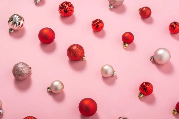 Achtergrond Met Roze Rode Decoratieve Ballen Een Roze Achtergrond Bovenaanzicht — Stockfoto