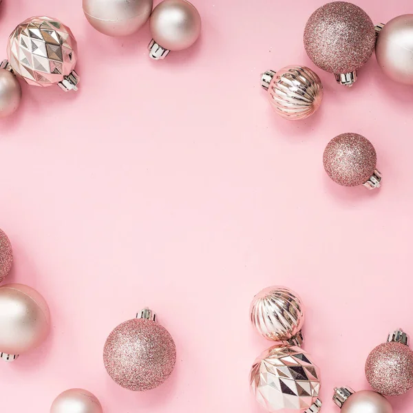 Bolas Decorativas Natal Espaço Vazio Para Texto Sobre Fundo Rosa — Fotografia de Stock